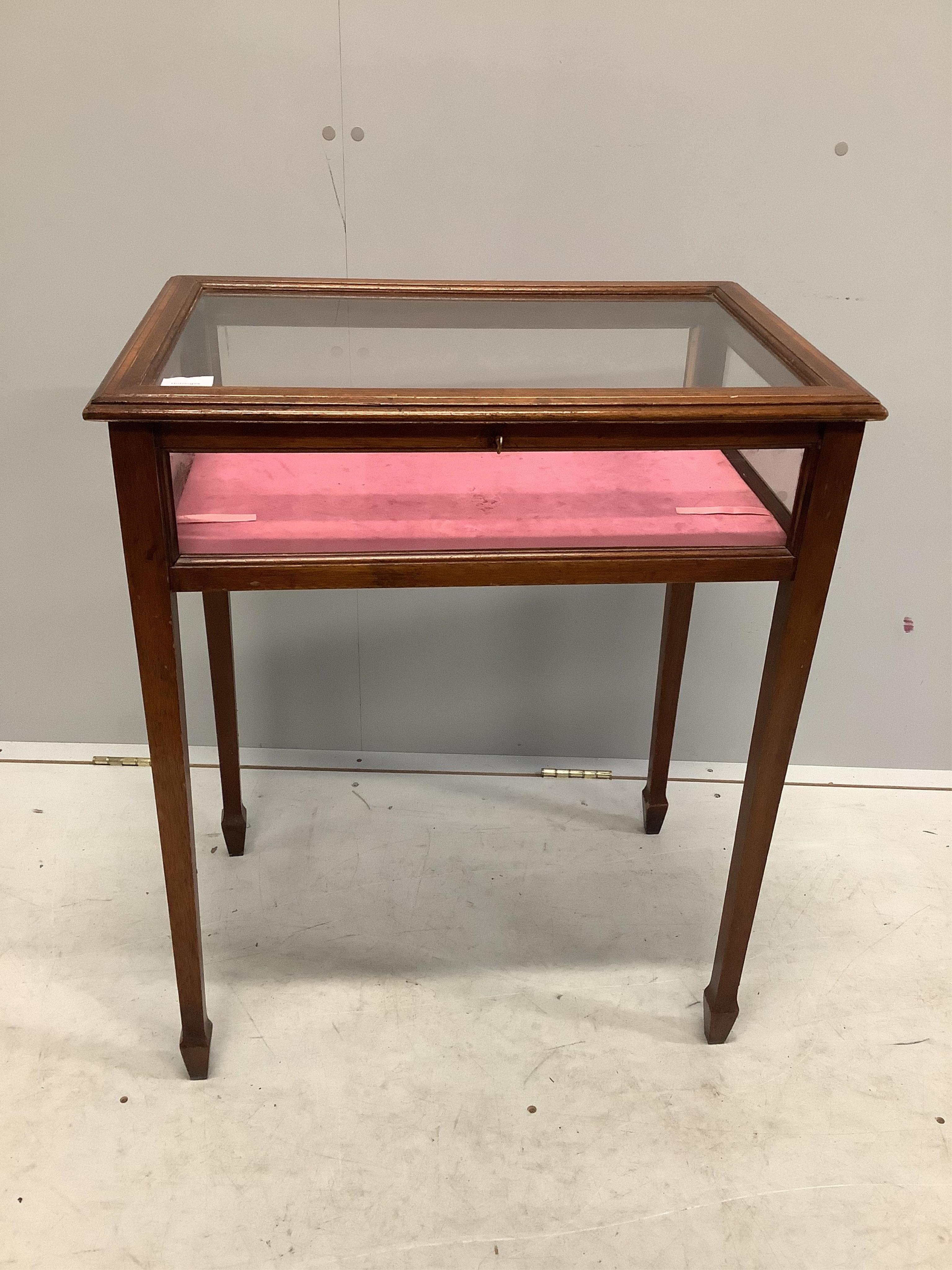 An Edwardian satinwood banded mahogany bijouterie table, width 63cm, depth 43cm, height 77cm. Condition - fair, top loose